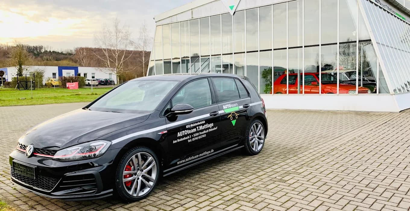 Firmenwagen von AUTOteam Mattlage vor dem Betriebsgebäude